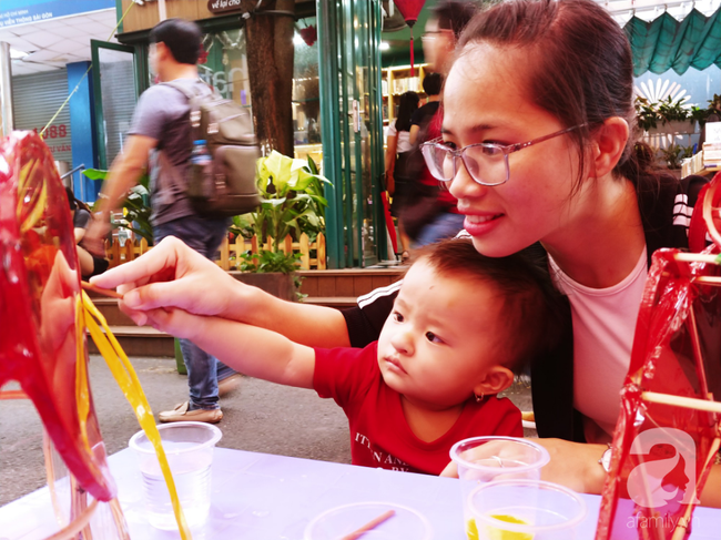 Nghẹn lòng nghe ước mơ của các bé khiếm thị đi chơi trung thu: “Con muốn được sáng mắt để thấy lồng đèn như các bạn” - Ảnh 2.