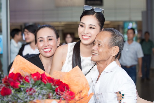 Khoảnh khắc tân Hoa hậu Trần Tiểu Vy xuất hiện ngoài đời thường gây sốt mạng xã hội - Ảnh 6.