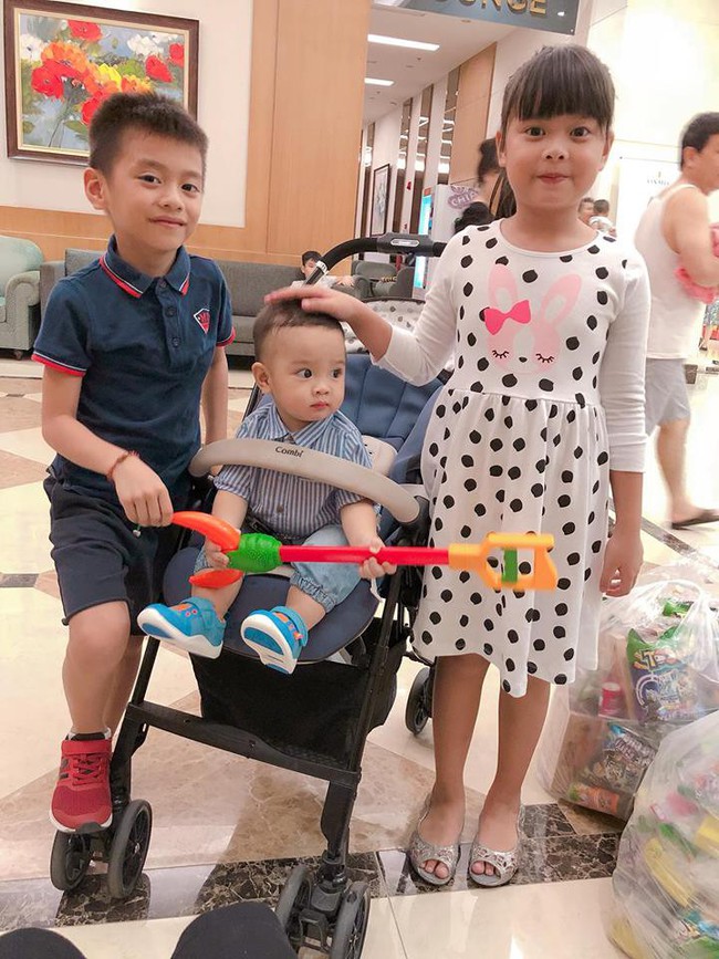 Tết Trung thu của các hot mom: bà bầu Hằng Túi dắt cả đàn con đi dạo phố, Meo Meo đi du lịch Thái Lan cùng con trai cưng - Ảnh 1.