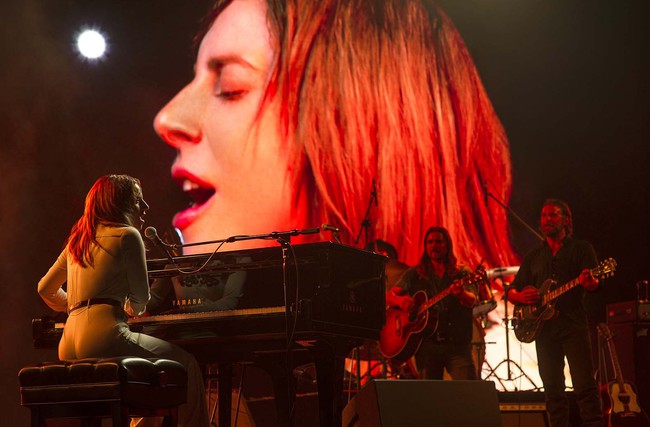 Điểm lại loạt vai diễn đầy cuốn hút của Lady Gaga trên màn bạc - Ảnh 10. Điểm lại loạt vai diễn đầy cuốn hút của Lady Gaga trên màn bạc - Ảnh 10.
