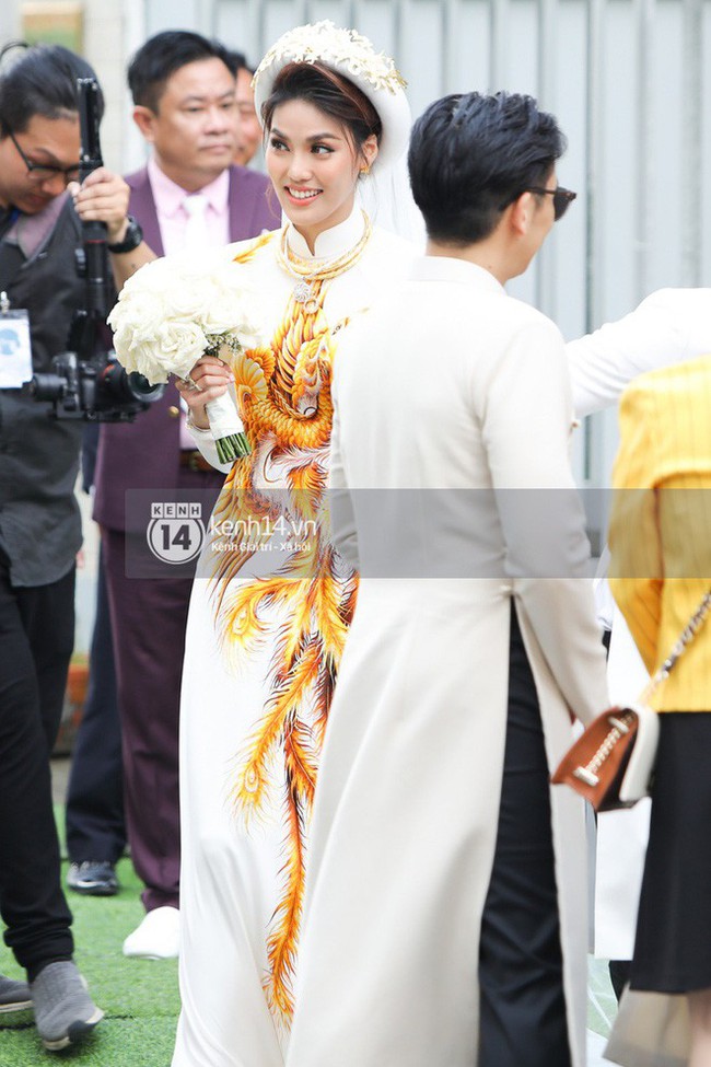 Cô dâu thường chọn màu áo đỏ, riêng Lan Khuê lộng lẫy diện áo dài trắng thêu cánh phượng trong lễ ăn hỏi  - Ảnh 3.