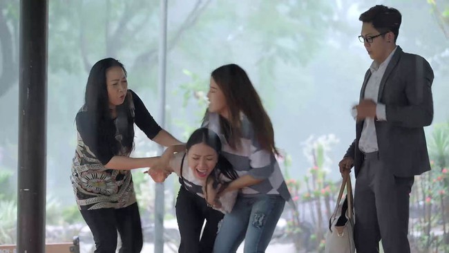 Ác nữ giật chồng bất ngờ xuất hiện trở lại trong Gạo nếp gạo tẻ: Xinh đẹp hơn xưa nhưng lại bị... đánh sấp mặt - Ảnh 5. Ác nữ giật chồng bất ngờ xuất hiện trở lại trong Gạo nếp gạo tẻ: Xinh đẹp hơn xưa nhưng lại bị... đánh sấp mặt - Ảnh 5.