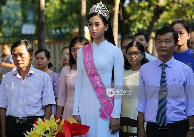 Hoa hậu Trần Tiểu Vy dịu dàng trong tà áo dài nữ sinh, về trường cũ tại Hội An dự lễ chào cờ - Ảnh 1.