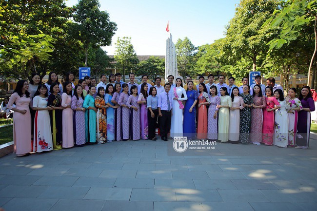 Hoa hậu Trần Tiểu Vy dịu dàng trong tà áo dài nữ sinh, về trường cũ tại Hội An dự lễ chào cờ - Ảnh 11.