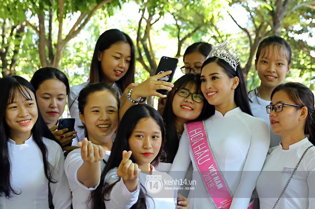 Hoa hậu Trần Tiểu Vy dịu dàng trong tà áo dài nữ sinh, về trường cũ tại Hội An dự lễ chào cờ - Ảnh 15.