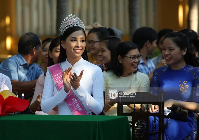 Hoa hậu Trần Tiểu Vy dịu dàng trong tà áo dài nữ sinh, về trường cũ tại Hội An dự lễ chào cờ - Ảnh 16.