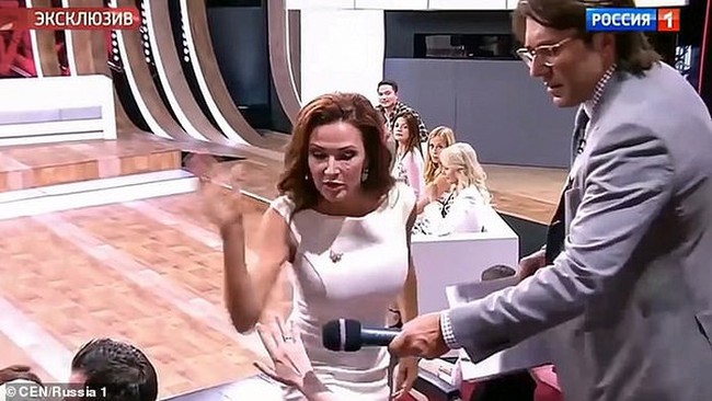 Nữ diễn viên tát vào mặt khán giả trong chương trình truyền hình trực tiếp - Ảnh 2.