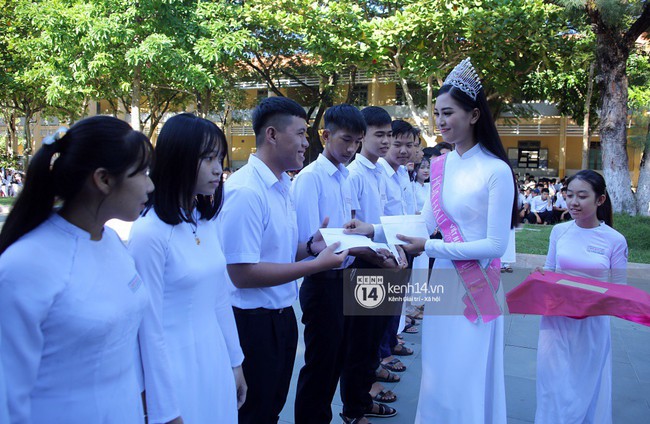 Hoa hậu Trần Tiểu Vy dịu dàng trong tà áo dài nữ sinh, về trường cũ tại Hội An dự lễ chào cờ - Ảnh 5.