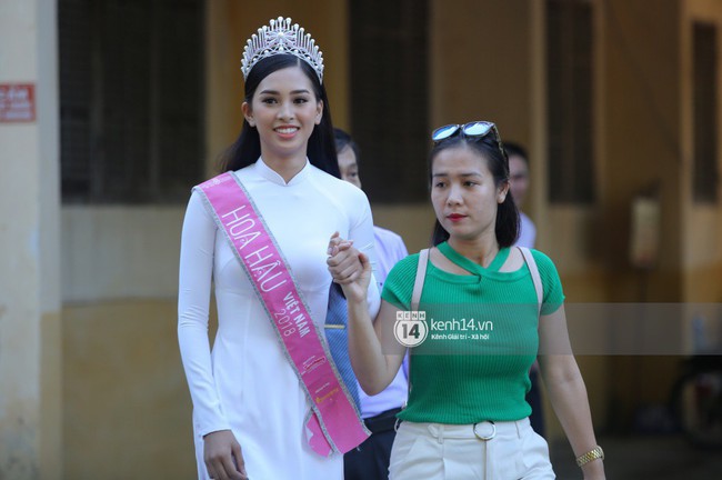 Hoa hậu Trần Tiểu Vy dịu dàng trong tà áo dài nữ sinh, về trường cũ tại Hội An dự lễ chào cờ - Ảnh 9.