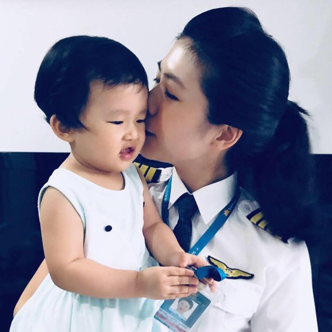 Từ ngày công khai lên chức mẹ, nữ cơ trưởng Huỳnh Lý Đông Phương không ngại chia sẻ ảnh bé Pika dễ thương khiến các mẹ bỉm sữa mê mẩn - Ảnh 6.