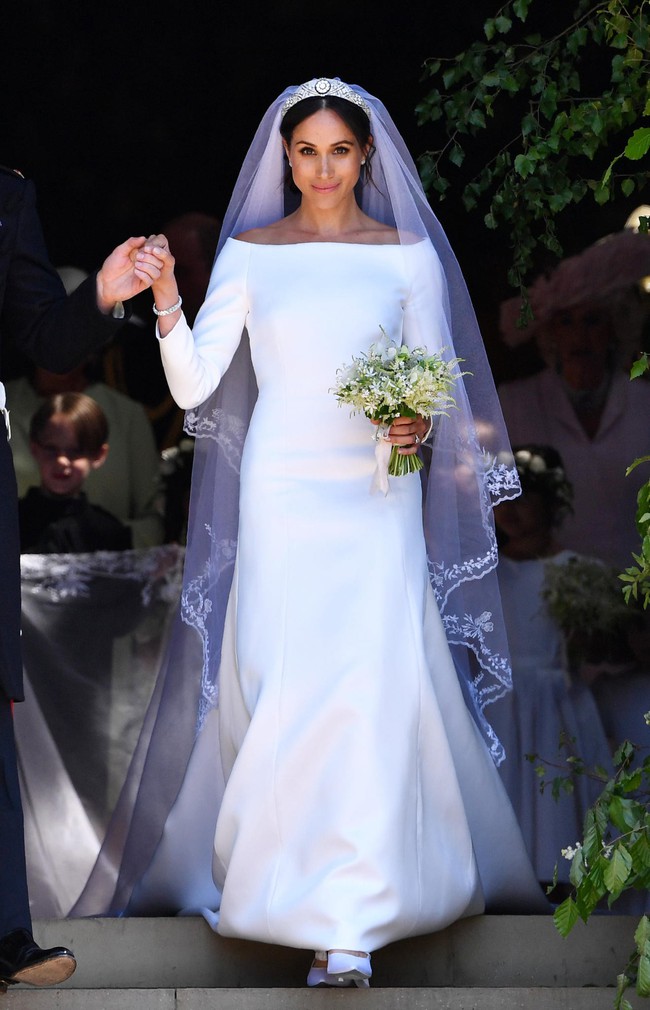 Bí mật tinh tế phía sau váy cưới của Meghan Markle lại khiến người ta nhớ đến công nương Diana và Kate Middleton - Ảnh 1.