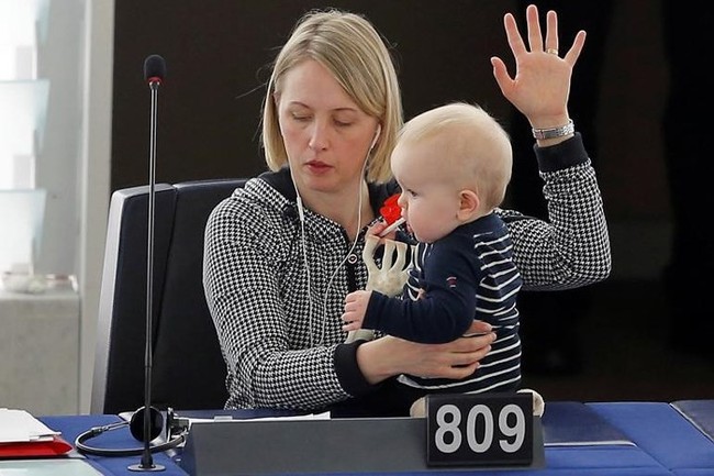 Ảnh: Các nữ nghị sĩ chăm con nhỏ giữa Nghị viện châu Âu và LHQ - Ảnh 1.