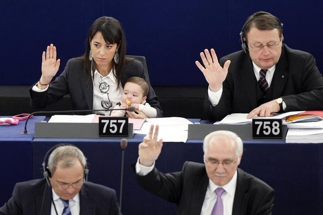 Ảnh: Các nữ nghị sĩ chăm con nhỏ giữa Nghị viện châu Âu và LHQ - Ảnh 12.