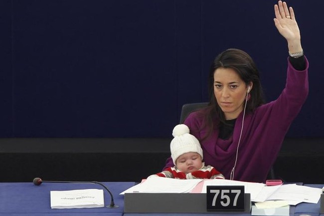 Ảnh: Các nữ nghị sĩ chăm con nhỏ giữa Nghị viện châu Âu và LHQ - Ảnh 13.