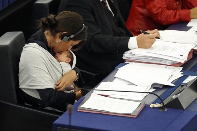 Ảnh: Các nữ nghị sĩ chăm con nhỏ giữa Nghị viện châu Âu và LHQ - Ảnh 14.