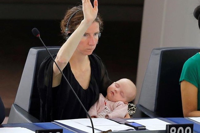 Ảnh: Các nữ nghị sĩ chăm con nhỏ giữa Nghị viện châu Âu và LHQ - Ảnh 4.