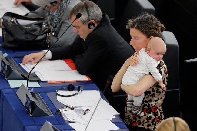 Ảnh: Các nữ nghị sĩ chăm con nhỏ giữa Nghị viện châu Âu và LHQ - Ảnh 5.