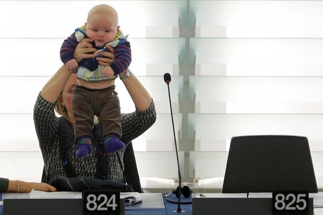Ảnh: Các nữ nghị sĩ chăm con nhỏ giữa Nghị viện châu Âu và LHQ - Ảnh 6.