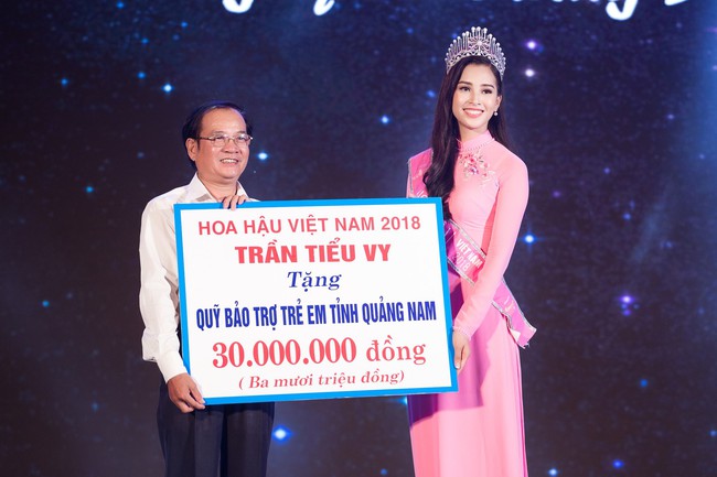 Hoa hậu Trần Tiểu Vy xinh như chị Hằng trong đêm Trung thu - Ảnh 11.