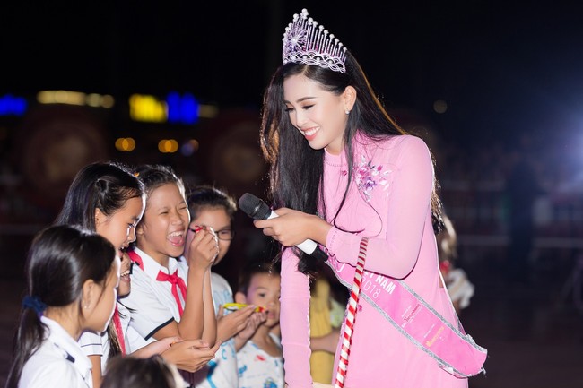 Hoa hậu Trần Tiểu Vy xinh như chị Hằng trong đêm Trung thu - Ảnh 3.