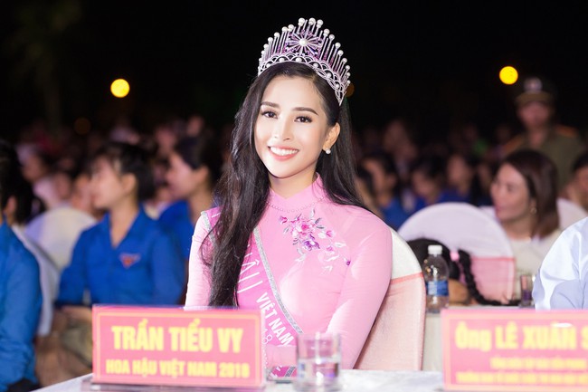 Hoa hậu Trần Tiểu Vy xinh như chị Hằng trong đêm Trung thu - Ảnh 6.