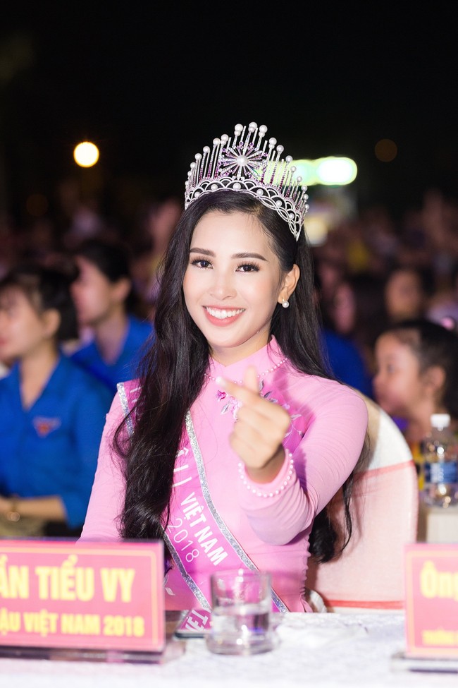Hoa hậu Trần Tiểu Vy xinh như chị Hằng trong đêm Trung thu - Ảnh 7.