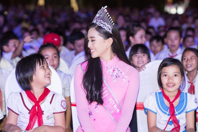 Hoa hậu Trần Tiểu Vy xinh như chị Hằng trong đêm Trung thu - Ảnh 8. Hoa hậu Trần Tiểu Vy xinh như chị Hằng trong đêm Trung thu - Ảnh 8.