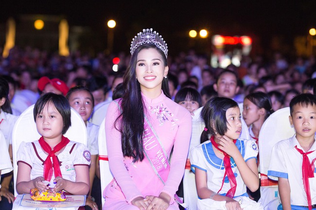 Hoa hậu Trần Tiểu Vy xinh như chị Hằng trong đêm Trung thu - Ảnh 9.