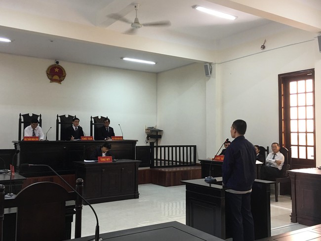 TP.HCM: Gã hàng xóm đồi bại hiếp dâm bé gái 13 tuổi đến sinh con lãnh án 6 năm tù - Ảnh 1. TP.HCM: Gã hàng xóm đồi bại hiếp dâm bé gái 13 tuổi đến sinh con lãnh án 6 năm tù - Ảnh 1.