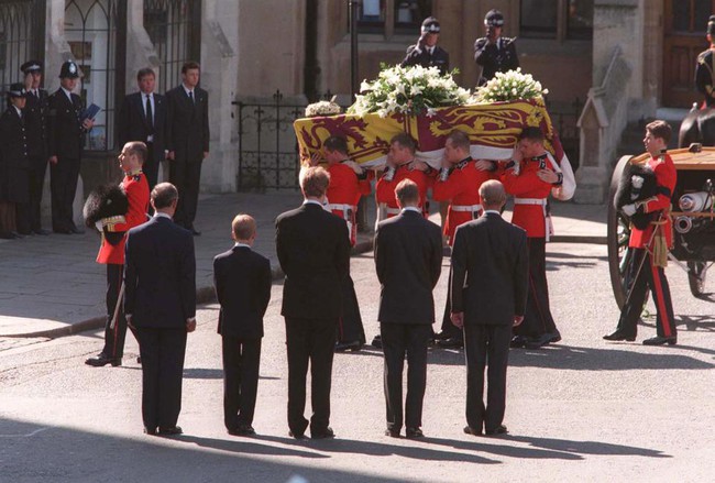 Lần đầu tiết lộ lý do vì sao bố chồng Công nương Diana đi theo sau quan tài trong đám tang của con dâu, điều chưa từng có trước đây - Ảnh 2.