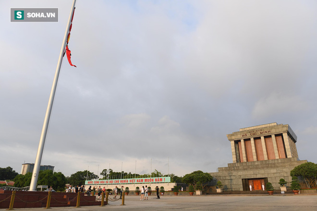 Khắp nơi treo cờ rủ Quốc tang Chủ tịch nước Trần Đại Quang - Ảnh 2.