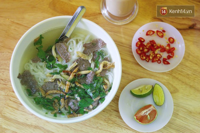 Ở Hà Nội có một hàng phở chỉ 15k/bát mà đầy đủ thịt bò, gà, giò và đến khi ăn mới thấy thú vị - Ảnh 1.