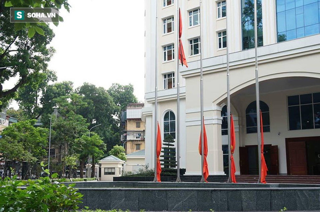 Khắp nơi treo cờ rủ Quốc tang Chủ tịch nước Trần Đại Quang - Ảnh 30.