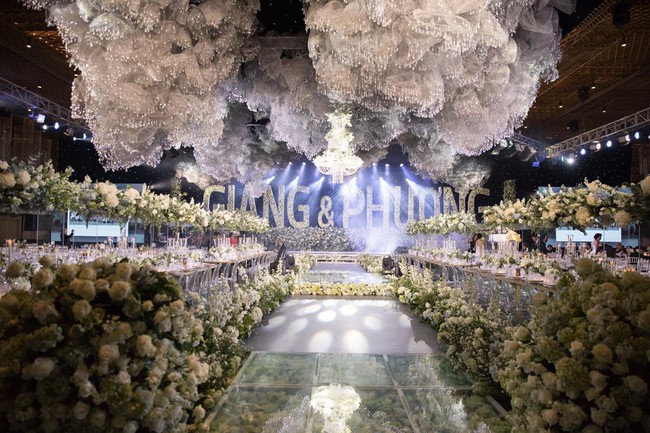 Cùng chiêm ngưỡng lại không gian tiệc cưới lộng lẫy, xa hoa như cổ tích trong đám cưới Trường Giang - Nhã Phương  - Ảnh 3.