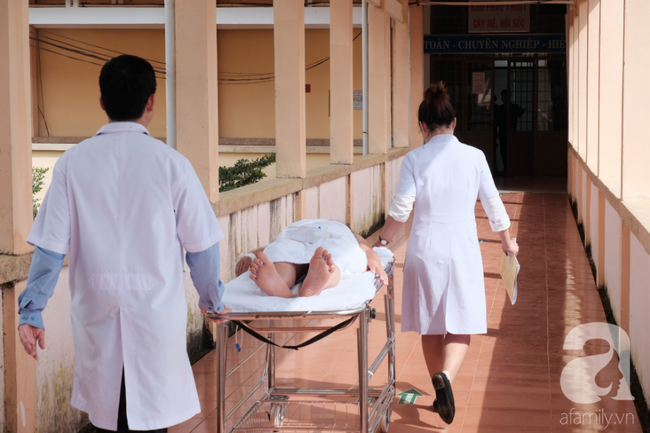 Người mẹ 4 con bị u xơ tử cung nặng, cam chịu đau đớn suốt 2 năm được bác sĩ Sài Gòn vượt hàng trăm cây số đến cứu - Ảnh 5.
