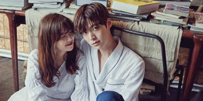 Bỏ rơi vợ Goo Hye Sun ở nhà, Ahn Jae Hyun sánh đôi cùng gái lạ - Ảnh 3.