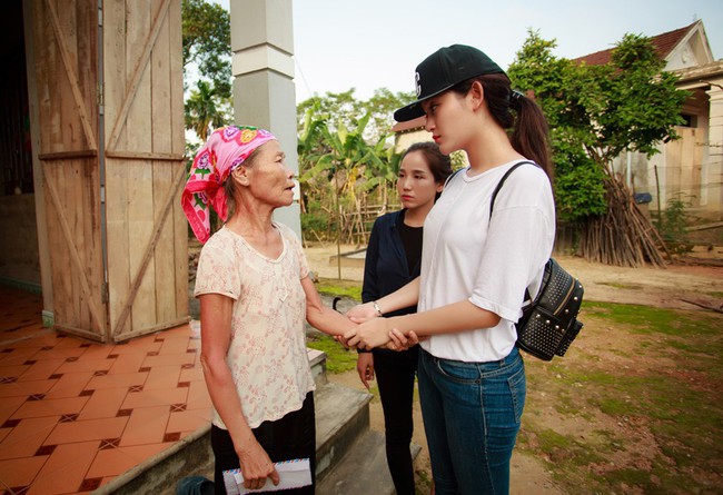 Sao Việt mặc đơn giản đi từ thiện: trông tối giản nhưng thật ra thì cũng đồ hiệu cả cây - Ảnh 7.
