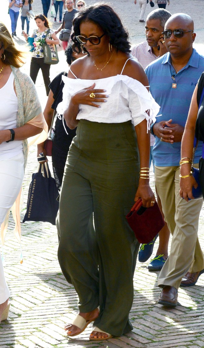 Phải đến khi bà Michelle Obama rời Nhà Trắng, chúng ta mới được ngắm nhiều khoảnh khắc bà diện đồ trẻ trung và phóng khoáng đến vậy - Ảnh 7.