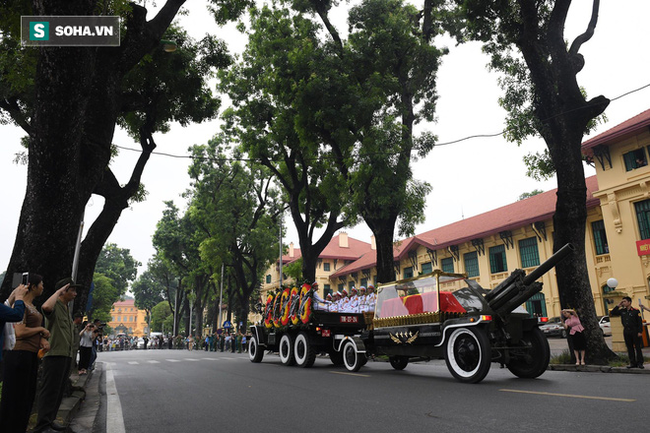 Xe tang đưa linh cữu Chủ tịch nước Trần Đại Quang về quê hương Ninh Bình - Ảnh 23.