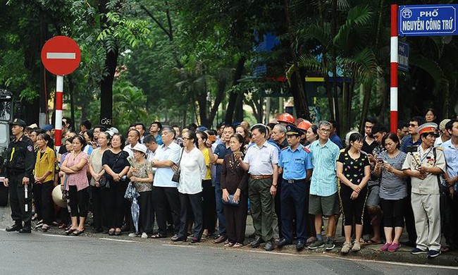 Hình ảnh xúc động người dân tiễn đưa Chủ tịch nước Trần Đại Quang - Ảnh 1.
