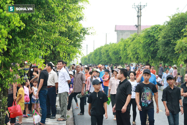 Xe tang đưa linh cữu Chủ tịch nước Trần Đại Quang về quê hương Ninh Bình - Ảnh 4.