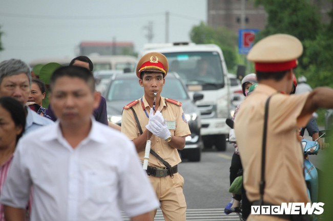 Hàng ngàn người dân Ninh Bình chờ đợi linh cữu Chủ tịch nước Trần Đại Quang - Ảnh 1.