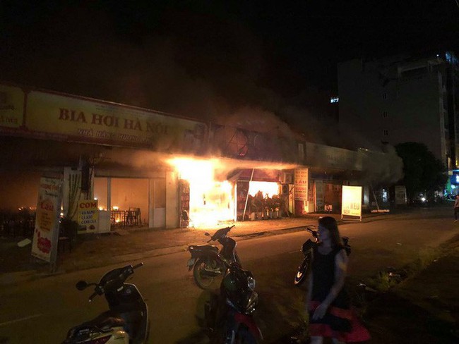 Quán karaoke cùng 3 quán nhậu bốc cháy dữ dội ở Hà Nội, thiệt hại chưa thể thống kê - Ảnh 1.