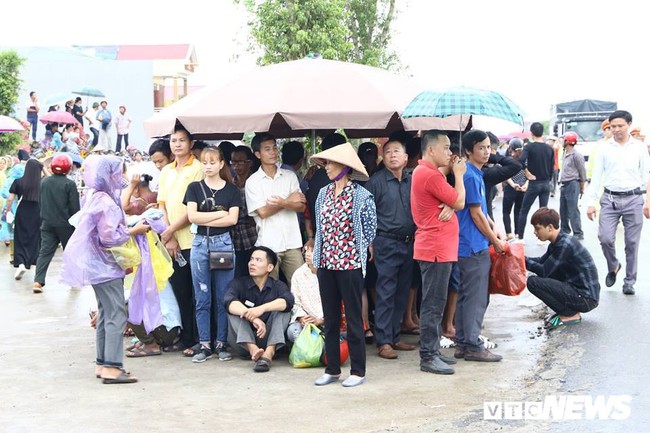 Hàng ngàn người dân Ninh Bình chờ đợi linh cữu Chủ tịch nước Trần Đại Quang - Ảnh 12.