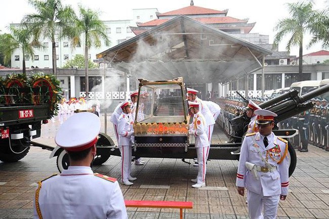 Xe tang đưa linh cữu Chủ tịch nước Trần Đại Quang về quê hương Ninh Bình - Ảnh 69.