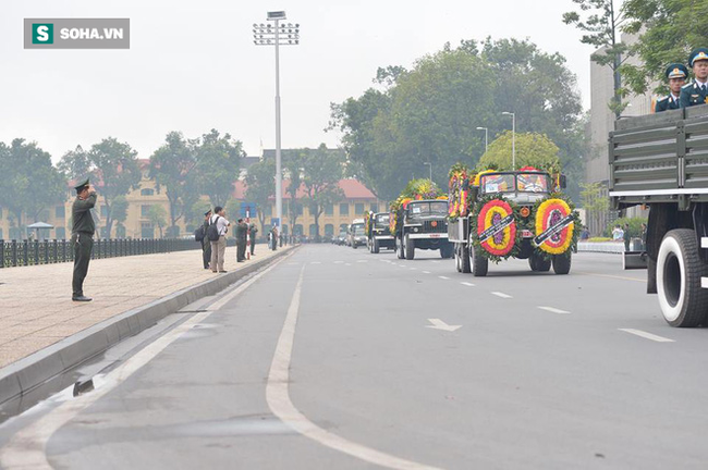 Hành trình linh xa đưa Chủ tịch nước Trần Đại Quang qua các ngõ phố Hà Nội để về quê nhà - Ảnh 14.