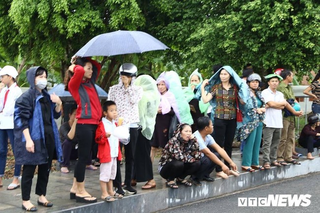 Hàng ngàn người dân Ninh Bình chờ đợi linh cữu Chủ tịch nước Trần Đại Quang - Ảnh 14.