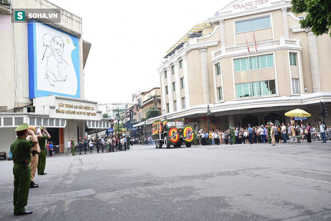 Hành trình linh xa đưa Chủ tịch nước Trần Đại Quang qua các ngõ phố Hà Nội để về quê nhà - Ảnh 16.