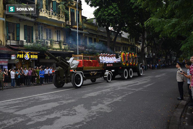 Hành trình linh xa đưa Chủ tịch nước Trần Đại Quang qua các ngõ phố Hà Nội để về quê nhà - Ảnh 17.