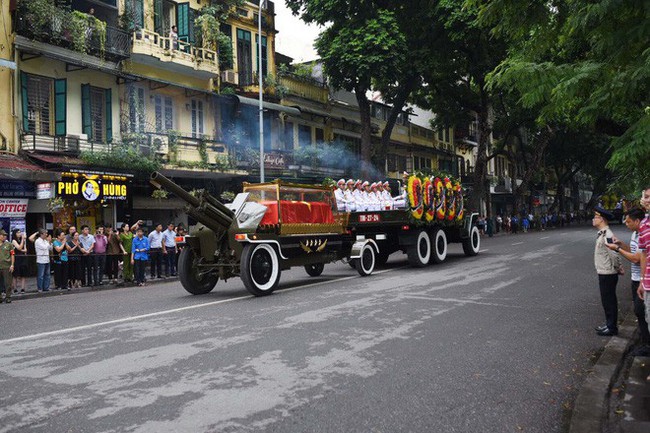 Xe tang đưa linh cữu Chủ tịch nước Trần Đại Quang về quê hương Ninh Bình - Ảnh 36.